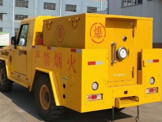 凤庆凯龙爆破器材运输车：保障爆破任务的安全运行